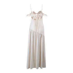 Vue arrière d'une robe longue beige avec découpe ajourée et détail de nœud