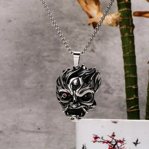 Vue détaillée du collier avec pendentif masque de démon vintage en acier inoxydable