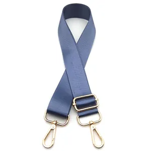 Correa de repuesto ajustable de nailon azul para bolsos con herrajes en color oro.
