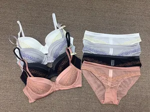 Sélection d'ensembles de lingerie brodés de dentelle en plusieurs coloris à plat