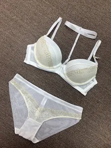 Vue détaillée d'un ensemble de lingerie élégant en dentelle blanche avec licou amovible