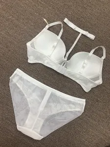 Détail d'un ensemble de lingerie en dentelle blanche avec tour de cou amovible.