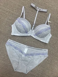 Vue détaillée d'un ensemble de lingerie en dentelle grise avec broderie bleue et licou