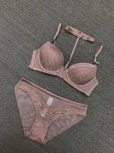 Détail d'un ensemble de lingerie rose poudré avec broderie dentelle et licou