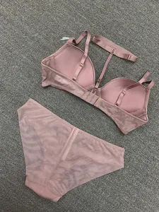 Détails de la vue arrière d'un ensemble lingerie en dentelle rose avec tour de cou