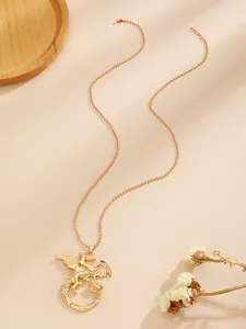Detaillierte Ansicht einer goldenen Vintage Drachen-Halskette in warmer Umgebung
