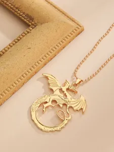 Nahaufnahme eines goldenen Vintage-Drachenanhängers an einer passenden Kugelkette.