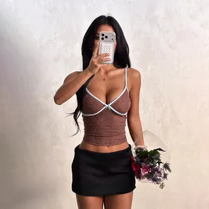 Κομψό καφέ crop top με γαλάζια αντίθεση στο τελείωμα σε fit μοντέλο σε λευκό φόντο.