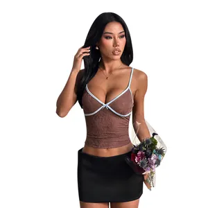 Κομψό καφέ ανάγλυφο crop top με μπλε λεπτομέρειες για γυναίκες, ιδανικό για καλοκαίρι.
