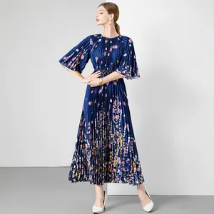 Elegante blauwe maxi-jurk met plooien en een levendige bloemenprint voor stijlvolle dames
