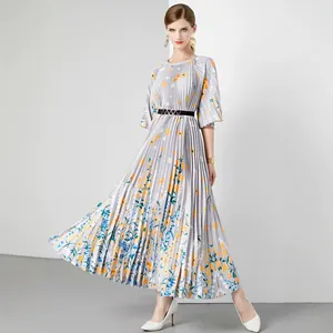 Elegante geplooide maxi-jurk met bloemenprint, wijde accordeonzoom en zwarte riem.