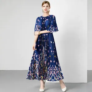 Elegante donkerblauwe bloemenjurk met accordeonplooien en een zeer wijde rokzoom