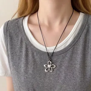 Collana con pendente a fiore irregolare in acrilico minimalista con cordino nero moda