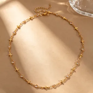 Choker élégant plaqué or avec étoiles à quatre branches et cristaux circulaires étincelants.