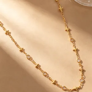 Gros plan d'un collier en étoile dorée avec cristaux incrustés et détails fins.