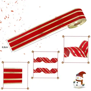 Vue détaillée du ruban de Noël en velours rouge de 6,3 cm avec rayures dorées