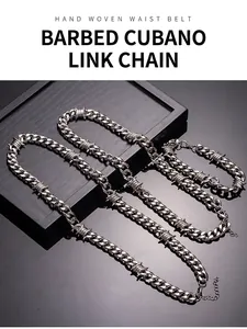 Vue détaillée du collier chaîne cubaine en métal argenté avec fils barbelés punk