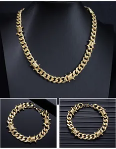 Vue détaillée de l'ensemble collier et bracelet à maillons cubains dorés style hip-hop