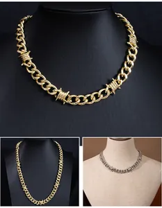Détail de colliers hip hop à maillons cubains avec fil de fer barbelé en or et argent