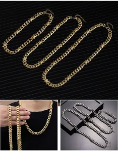 Détails du collier et du bracelet à maillons cubains en or et argent style hip-hop.