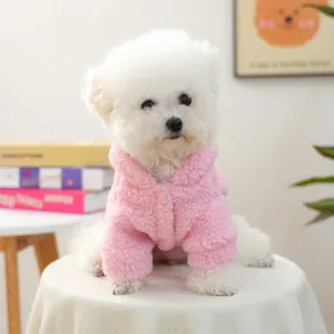 Morbida felpa rosa in lana d'agnello indossata da un piccolo cane Bichon Frisé bianco