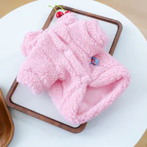 Dettaglio felpa per animali in pile sherpa rosa con cappuccio e texture morbida