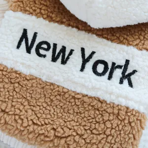 Dettaglio ravvicinato della felpa per animali in pile sherpa marrone e bianco New York