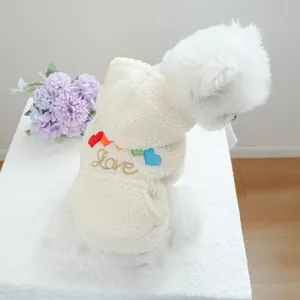 Morbida felpa in pile crema per animali con ricamo colorato di cuori e Love
