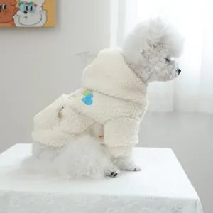 Dettaglio della felpa con cappuccio per animali in pile sherpa bianco ricamato.