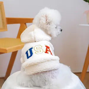 Dettaglio di una felpa con cappuccio in sherpa bianco per animali con ricamo USA sul retro