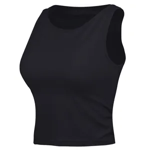 Détail de vue de face d'un débardeur de yoga noir ajusté et sans manches.