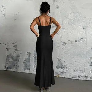 Vue arrière d'une robe sirène noire élégante à fines bretelles et coupe ajustée.