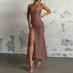Robe longue moulante à bretelles spaghetti avec fente haute et ourlet sirène élégant