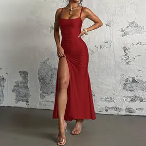 Robe longue rouge à bretelles coupe sirène avec une fente latérale haute élégante