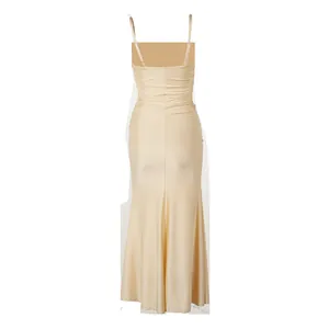 Vue arrière d'une robe longue sirène couleur champagne avec coupe ajustée