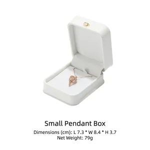 Elegante scatola porta ciondolo in velluto bianco, dimensioni 7.3x8.4x3.7cm, 79g