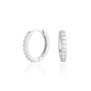 Créoles classiques en argent sterling S925 avec zircons cubiques sur fond blanc neutre