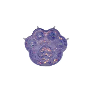 Détail macro d'un jouet de décompression patte de chat pailleté violet brillant