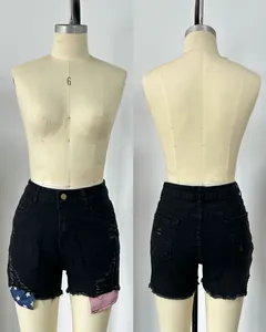 Vue avant et arrière d'un short en jean noir vieilli avec imprimé drapeau sur mannequin