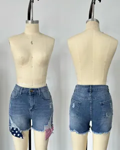 Vue avant et arrière de mini-short en jean déchiré pour femme avec imprimé drapeau.