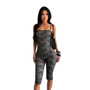 Combinaison sexy en dentelle noire avec bretelles camisole et coupe moulante