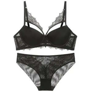 Elegante set di lingerie in pizzo nero con reggiseno push-up e slip coordinati