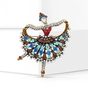 Detailaufnahme einer eleganten Ballerina-Brosche mit bunten Strasssteinen und Perlen