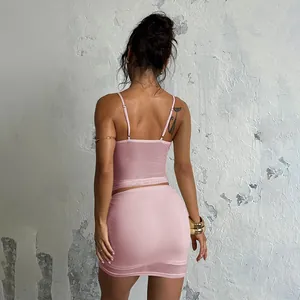 Ensemble deux pièces en mesh rose élégant avec caraco et mini-jupe pour femme
