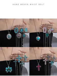 Détail de pendentifs bohèmes en turquoise et strass sur chaînes en acier titane