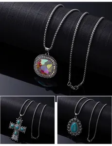 Vue détaillée de colliers rétro en acier titane avec pendentifs en turquoise et cristal