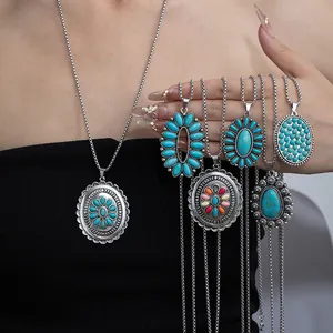Ensemble de colliers bohèmes vintage avec turquoises et chaînes en acier inoxydable.