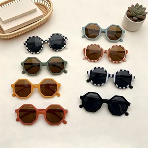 Occhiali da sole per bambini con montatura poligonale colorata e vari motivi