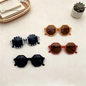 Occhiali da sole per bambini con montatura poligonale in vari colori e protezione UV