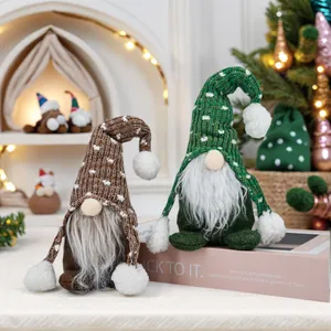 Vue détaillée de gnomes de Noël nordiques faits main avec bonnets en tricot et barbes.